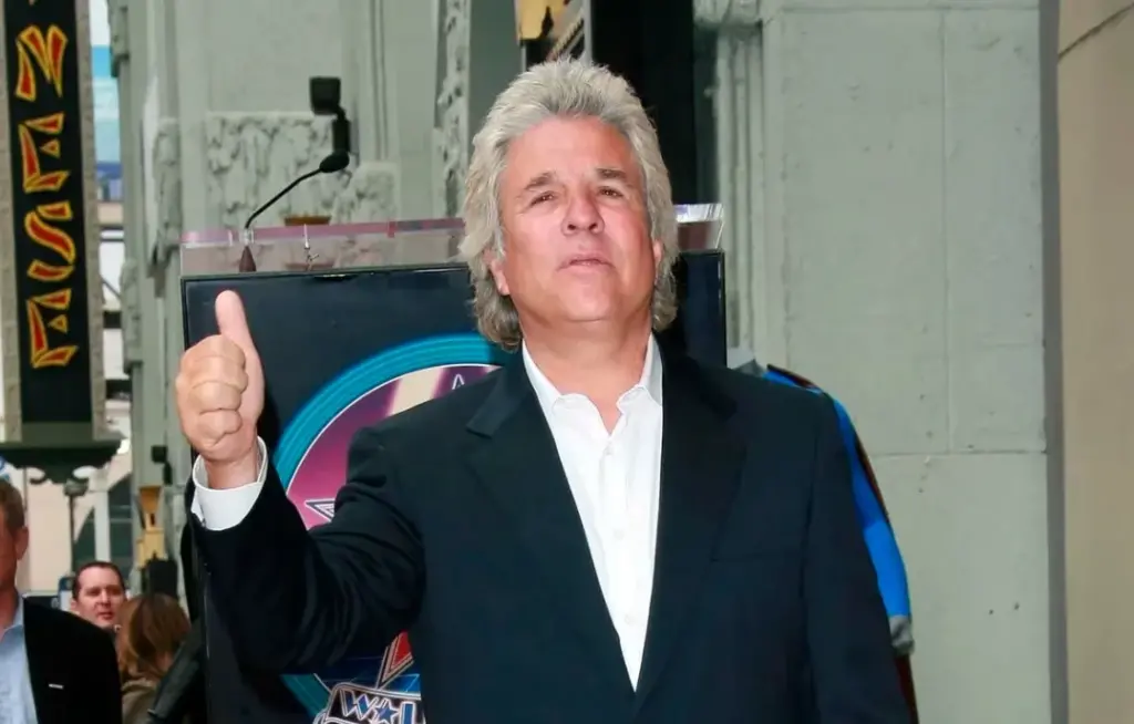 Jon Peters durante la develación de su estrella en el Paseo de la fama en Hollywood